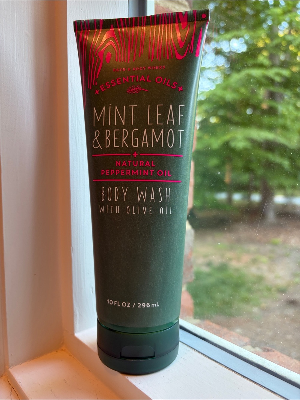 Bath & Body Works Mint Leaf & Bergamot Body Wash - Dark Green with Pink Accents